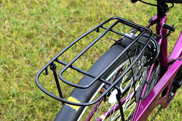 ちょっとした荷物を乗せられる荷台が標準装備。オプションでバスケットも取り付け可能です。