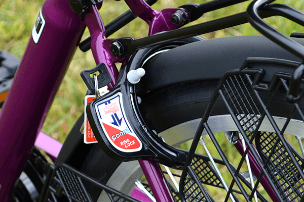 大切な自転車を守る為に、簡単ロック・解除が可能なカギ（リング錠）を装着。