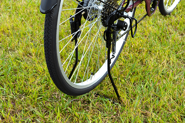 重い荷物を乗せてもフラつかない、両足スタンドを搭載。