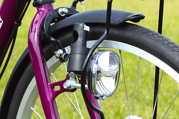 バッテリー切れの心配がないダイナモライトを採用。夜でも安心して走行可能。