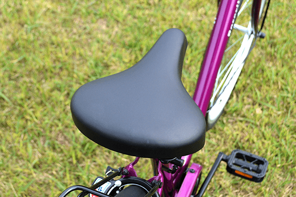ゆったりとして幅の広いサドルで安定感を。低反発なのでお尻が痛くなる心配もありません。