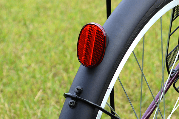 夜間の走行時に必須！反射板が標準装備。