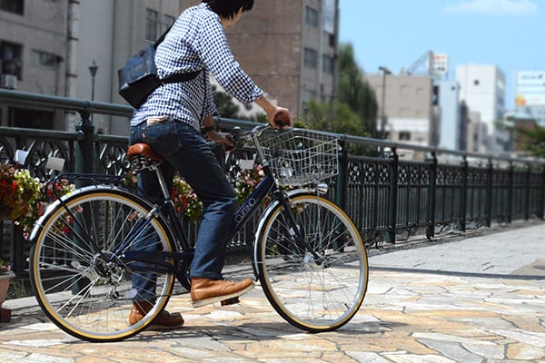 思わず走り出したくなる、上品なディープブルー