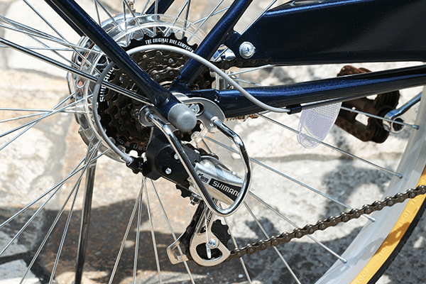 どんな道でも、快適に走れる信頼のシマノ製6段変速機を搭載。