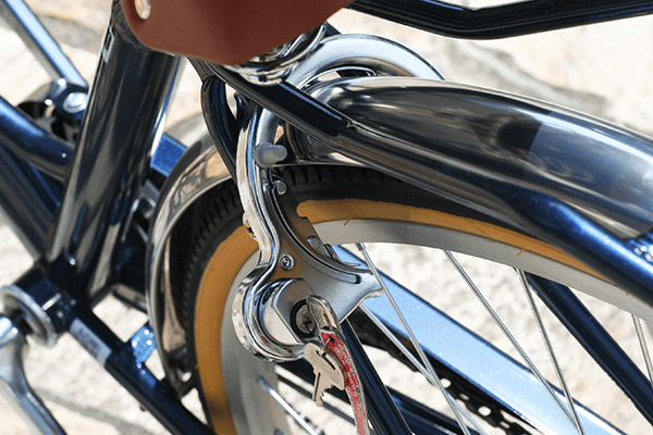 大切な自転車を守るために、簡単にロック・解除が可能なカギ（リング錠）を装着。