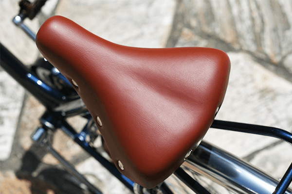 厚みがあり、サイドのボタンステッチが特徴的なおしゃれサドルを採用。