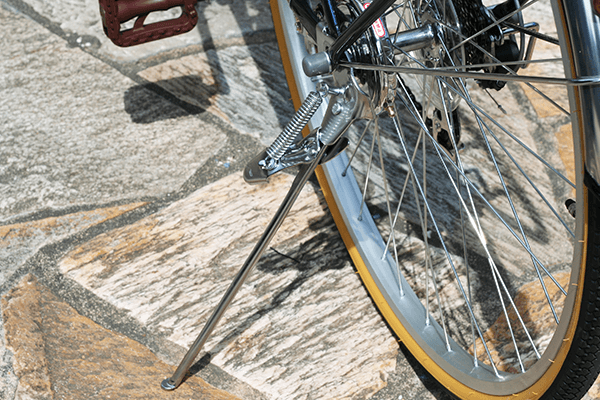 停車時に必須になるスタンドも搭載！片足スタンドは車体を持ち上げずに停車が可能。