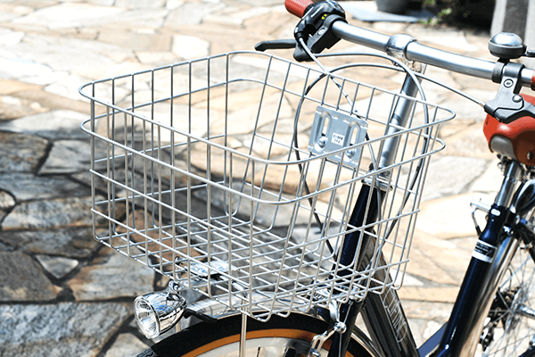 サイズ、横（底面）31㎝ｘ縦（底面）23㎝ｘ高さ18.5㎝の前カゴが標準装備。