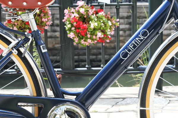 またぎ易く頑丈なV型のフレームで、スタイリッシュな印象に。