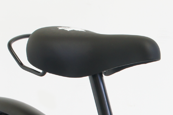 LOGOSのロゴが入った持ち手付きのサドル。駐輪中の移動やお子様の自転車の練習中の支えにもできます。