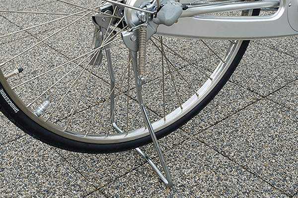 駐輪時に自転車がふらつかない両足スタンドを採用。