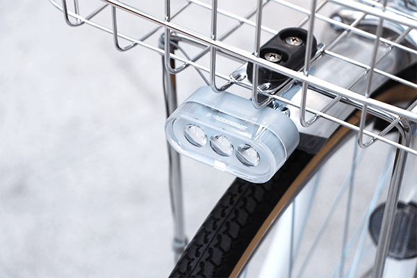 高輝度LEDを3つ搭載したバスケット下取り付けタイプの小型ランプ。