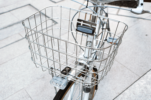 丈夫なステンレス製の前カゴを採用。