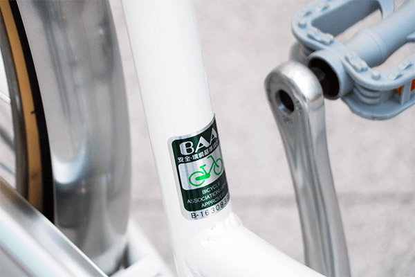 安全基準を突破したBAAマーク付き。大事なお子様の通学車としてもオススメです。