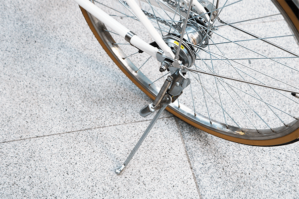 街乗りで便利な安心のロック機能がついた「サイドスタンド」を採用。