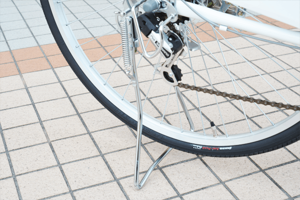 不安定な場所でも車体を安定させられる両足スタンドを搭載。