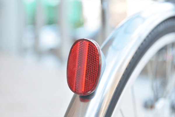 夜間の走行時に必須！反射板が標準装備。