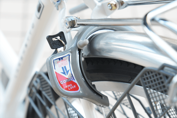 大切な自転車を守る為に、簡単ロック・解除が可能なカギ（リング錠）を装着。