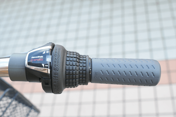 ハンドルを握ったままギアを変更できる、シマノ製のグリップシフトを採用。