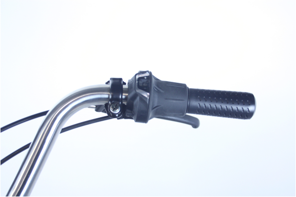 ハンドルを握ったままギアを変更できる、シマノ製のグリップシフトを採用。