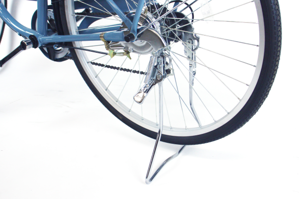 不安定な場所でも車体を安定させられる両足スタンドを搭載。