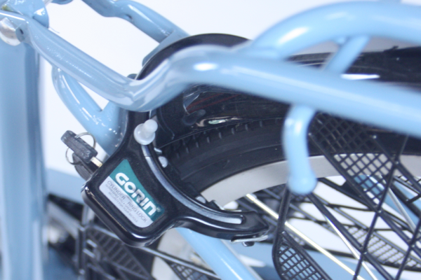大切な自転車を守る為に、簡単ロック・解除が可能なカギ（リング錠）を装着。