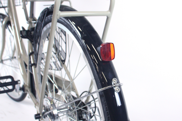 夜間の走行時に必須！反射板が標準装備。