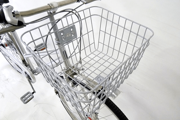 通勤通学、お買い物に大活躍の大容量前カゴ。サイズは横(底面):37.5cｍ×縦(底面):30.5cｍ×高さ:22.5cｍ。