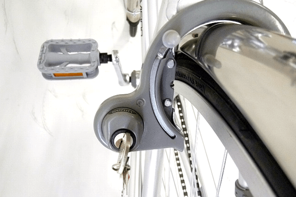 大切な自転車を守る為に、簡単ロック・解除が可能なカギ（リング錠）を装着。