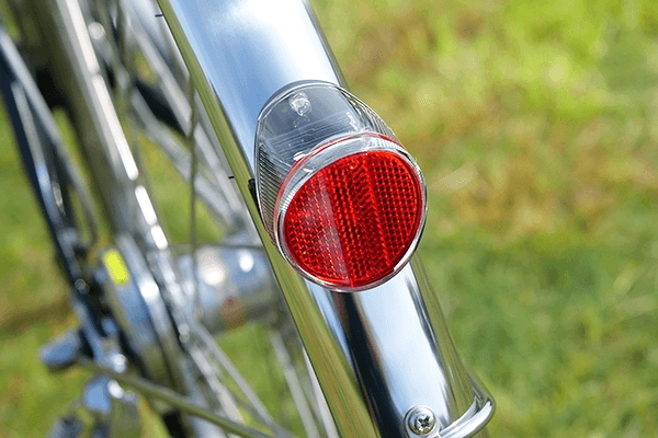 太陽光で充電、走りだすと自動点滅。夜間の走行、後ろからの追い越し、信号待ちでも安心です。