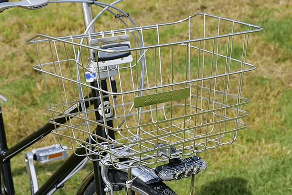 大きめのカバンもすっぽりと入る前カゴを装備。