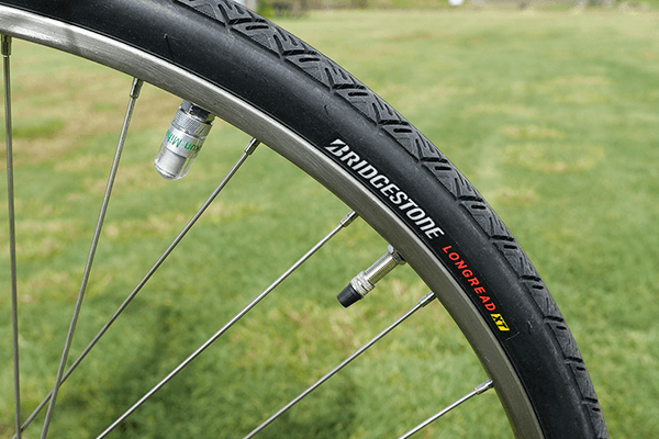 最上位モデル「ロングレッドXT」を搭載。突き刺しやチューブ摩耗をガード！パンクトラブルを防ぎ、遅刻リスクを回避します。