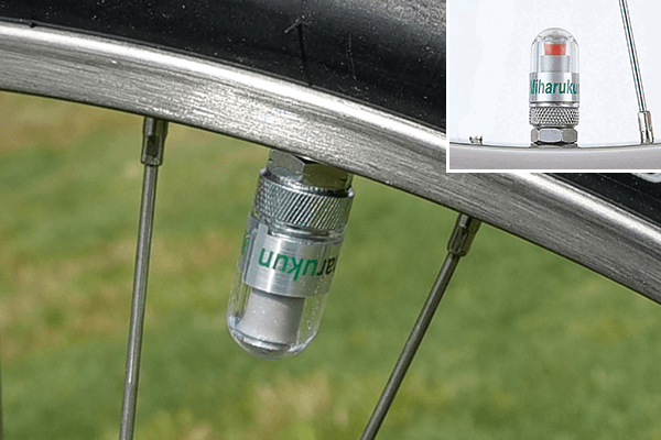 空気圧が不足すると赤いサインでお知らせ。空気入れのタイミングがわかりメンテナンスも簡単です。