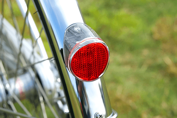 太陽光で充電、走りだすと自動点滅。夜間の走行、後ろからの追い越し、信号待ちでも安心です。