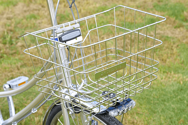 大きめのカバンもすっぽりと入る前カゴを装備。