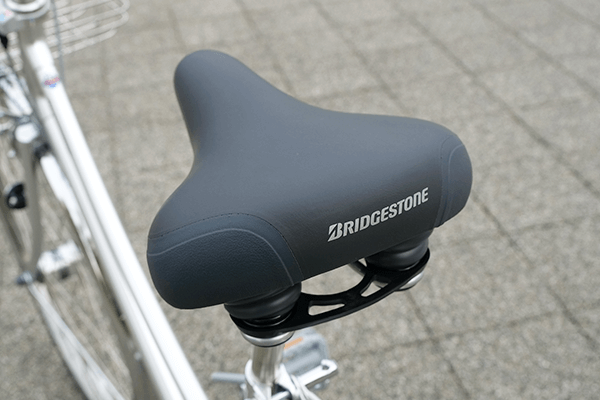 安定感のある幅の広いサドルを採用。