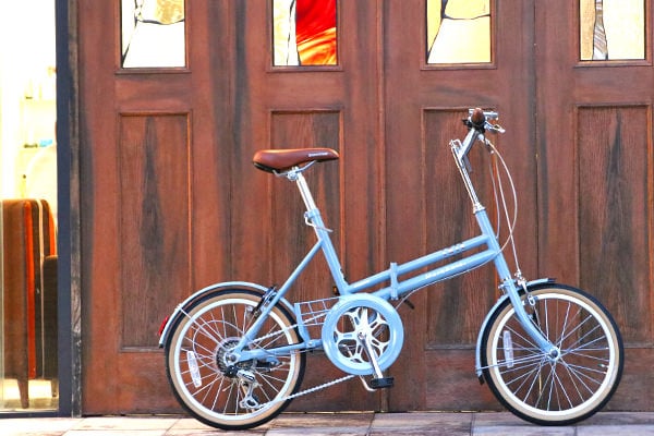 鮮やかなE.XHブルーグレイは綺麗で艶やか。