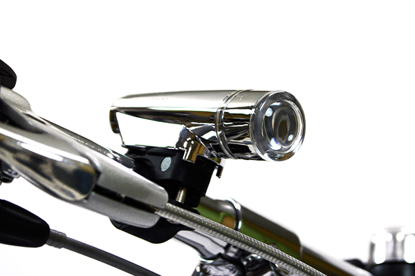 ハンドル部分に取り付けられた電池式のLEDライト。