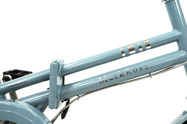 スカートでも跨ぎやすい細身の直線丸パイプフレームを採用。やわらかいトーンのフレームカラー。