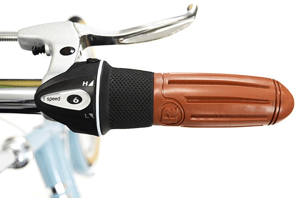 ハンドルを握ったままギアを変更できる、グリップシフトを採用。