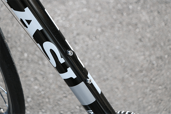 スポーツドリンク用ホルダーまたはペットボトル用ホルダーが設置可能なボトルホルダー台座付き。