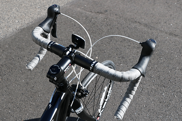 握る場所により姿勢を変えることができ、最適な乗車姿勢を保つことができます。