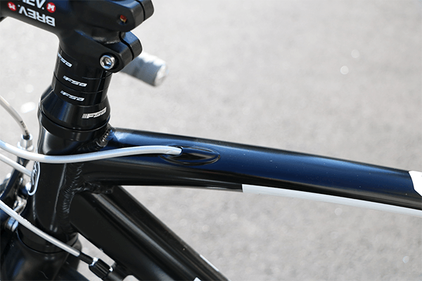 スッキリとしたクリーンな見た目と空力性能を向上させます。