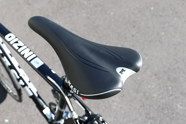 幅が狭くデザイン性の高いスポーティーサドルを採用し、漕ぎやすい設計。