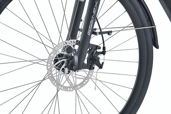 雨天でも安心の制動力を発揮するディスクブレーキを採用。