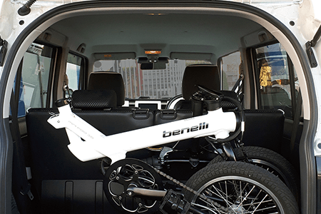 軽自動車でも後部座席を倒すことなく積み込めます。<br>※写真の車種はスズキ ハスラー