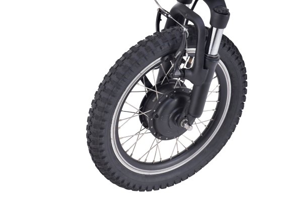 走行時の安定性を高めるためモーターを前輪ハブに組み込み、前輪駆動方式となっています。