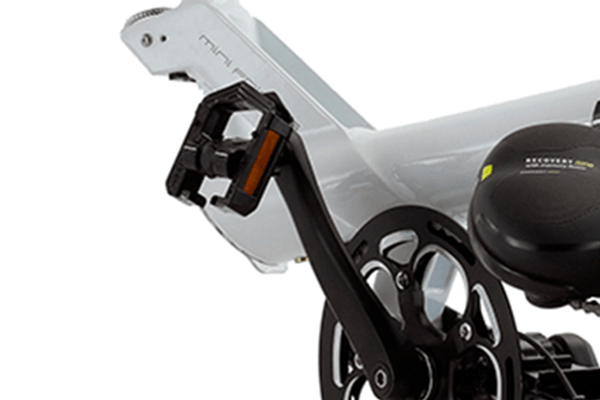 出っ張りの少ない折畳み式ペダルは狭い場所での収納や持ち運びする折畳み自転車にピッタリ！