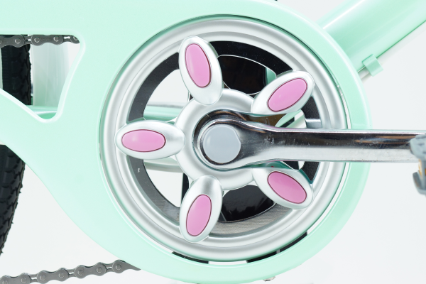 チェンーリングカバーは通常単色のものですが、かわいらしいデザインがされています。