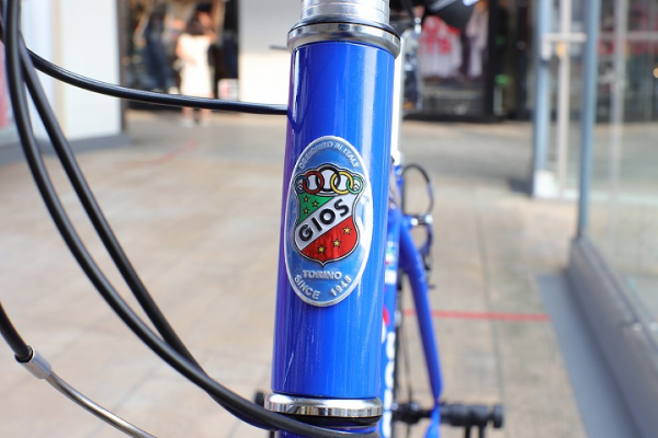 「GIOS」の伝統が垣間見えるヘッドバッチのデザイン。
